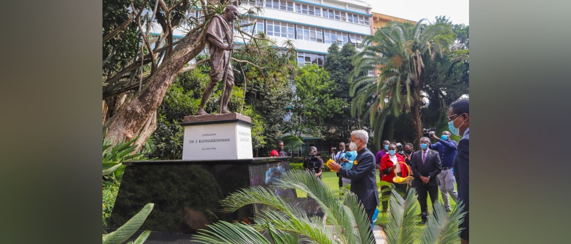  Dr. S. Jaishankar, External Affairs Minister offering floral tributes at the statue of Mahatma Gandhi at the University of Nairobi, during his visit to Kenya 
14 June 2021